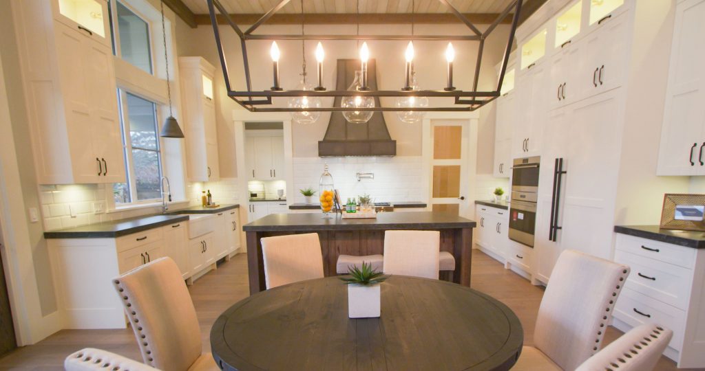 Linear Pendant light and linear chandelier in the dining area